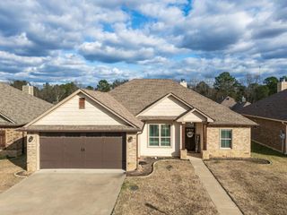 106 Champions Dr, Hallsville, TX 75650