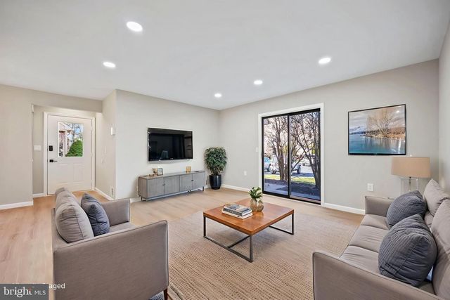 802 BEGONIA CT, Jackson, NJ 08527