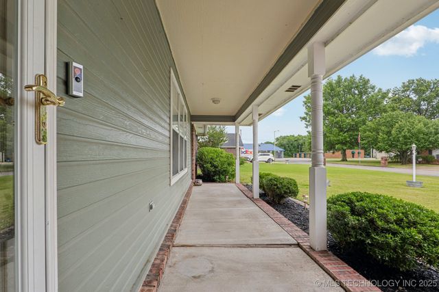 617 Ridgewood Drive, Pryor, OK 74361