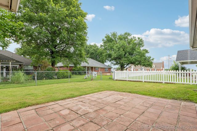 617 Ridgewood Drive, Pryor, OK 74361