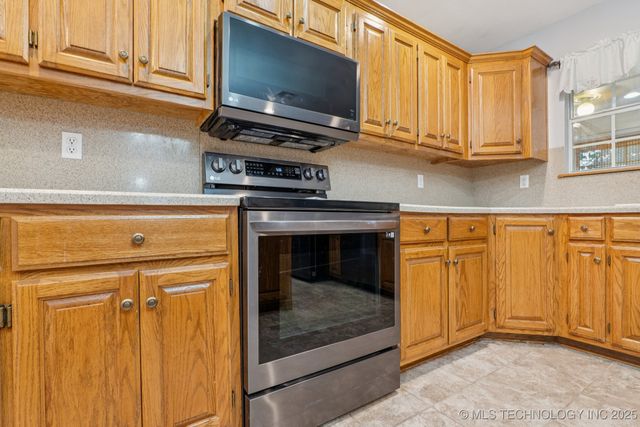 617 Ridgewood Drive, Pryor, OK 74361