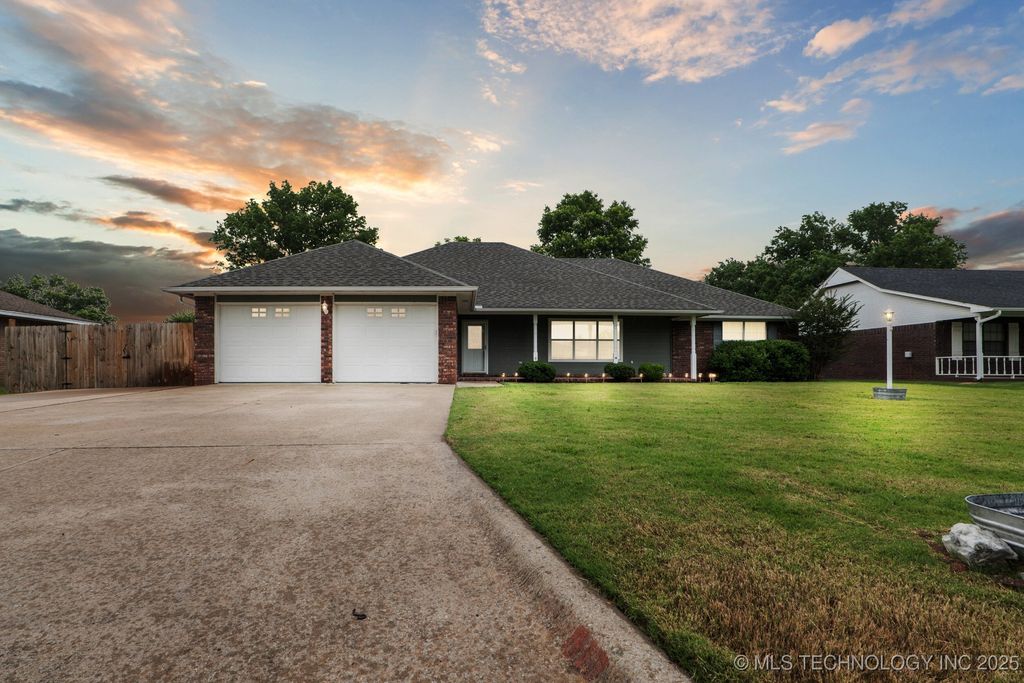 617 Ridgewood Drive, Pryor, OK 74361