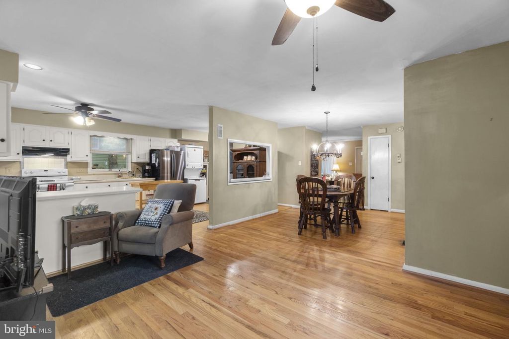 Image 9 of property listing at 3701 CLYDESDALE ROAD WAY, Reisterstown, MD 21136