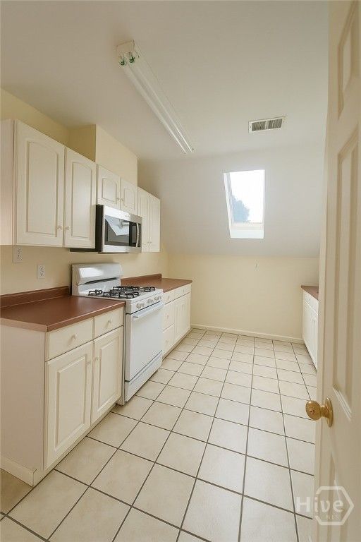 Image 11 of property listing at 1315 - Upstairs Bonaventure Road upstair, Savannah, GA 31404