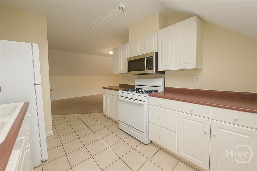 Image 6 of property listing at 1315 - Upstairs Bonaventure Road upstair, Savannah, GA 31404