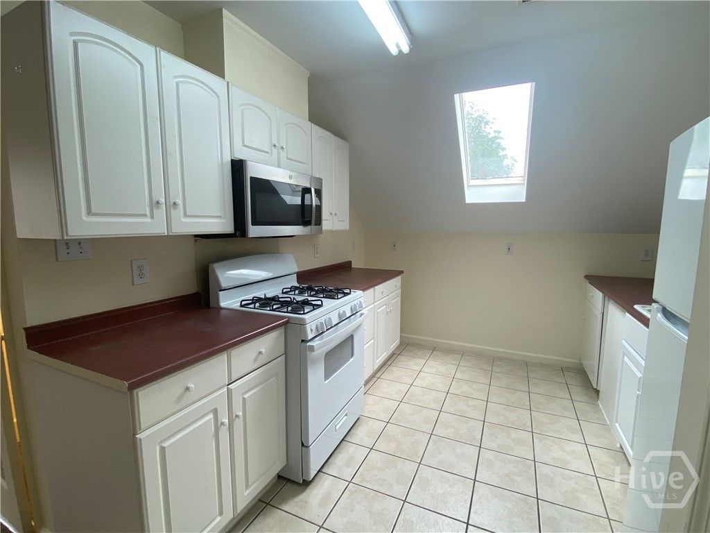 Image 8 of property listing at 1315 - Upstairs Bonaventure Road upstair, Savannah, GA 31404