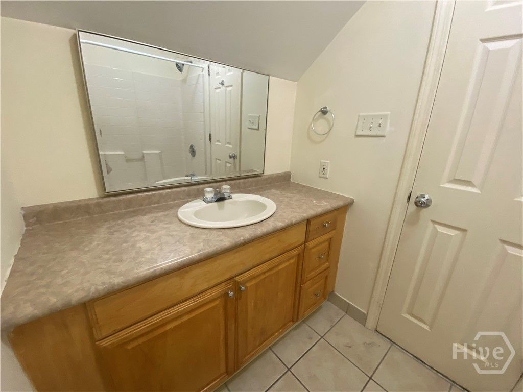 Image 9 of property listing at 1315 - Upstairs Bonaventure Road upstair, Savannah, GA 31404