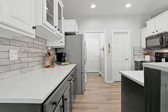 728 N Timberleaf Cir, Derby, KS 67037