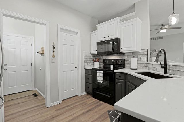 728 N Timberleaf Cir, Derby, KS 67037