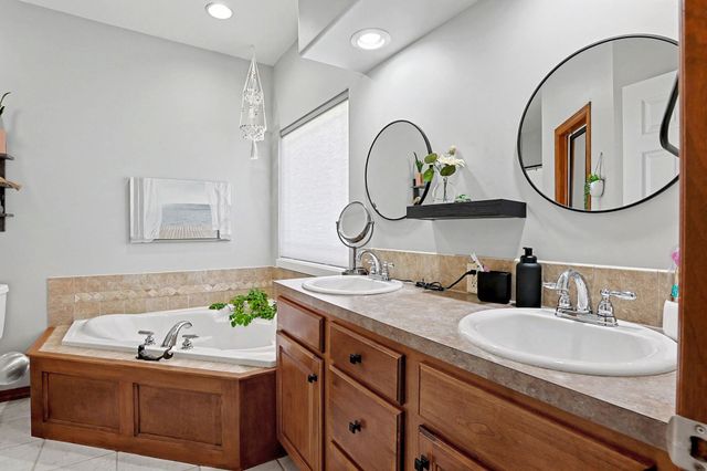 728 N Timberleaf Cir, Derby, KS 67037