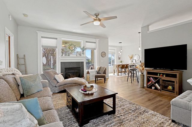 728 N Timberleaf Cir, Derby, KS 67037