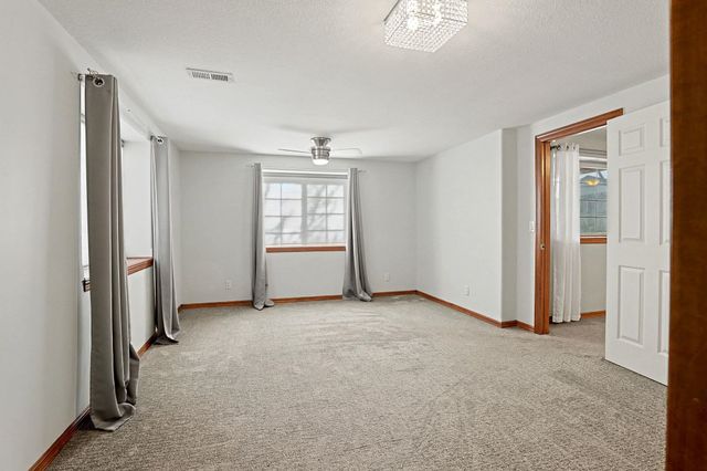 728 N Timberleaf Cir, Derby, KS 67037