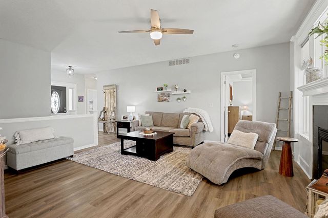 728 N Timberleaf Cir, Derby, KS 67037