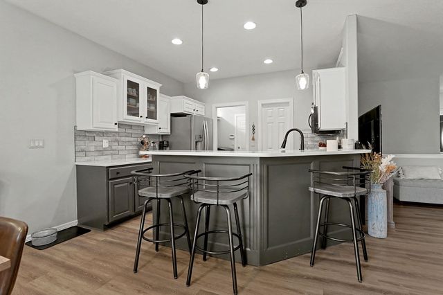 728 N Timberleaf Cir, Derby, KS 67037