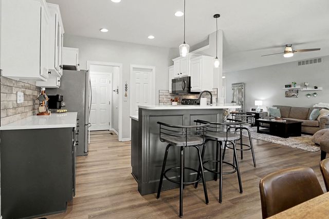 728 N Timberleaf Cir, Derby, KS 67037