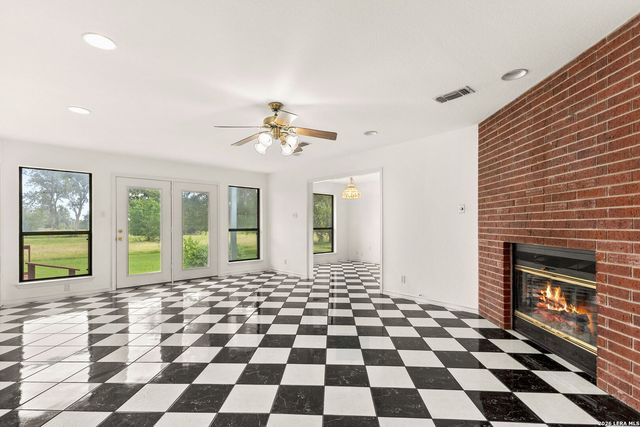 16567 Fm 725, Seguin, TX 78155