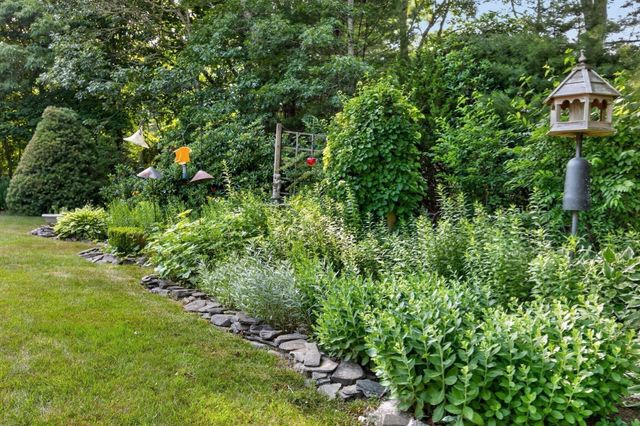 442 Flint St, Barnstable, MA 02648