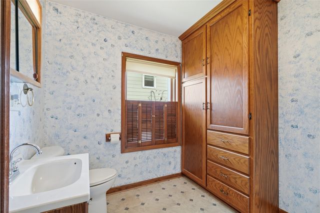 130 29th Avenue SW, Cedar Rapids, IA 52404