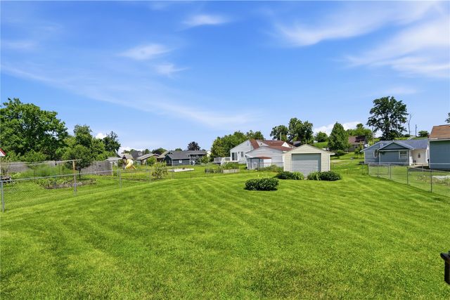 130 29th Avenue SW, Cedar Rapids, IA 52404