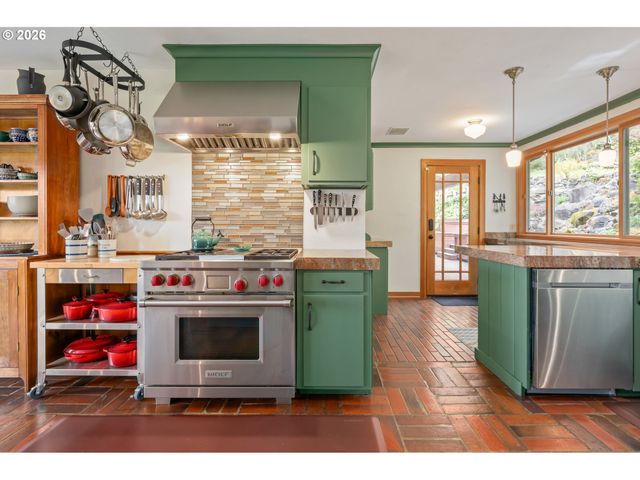 42 RIDGEWOOD Dr, Eugene, OR 97405