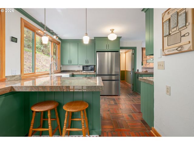 42 RIDGEWOOD Dr, Eugene, OR 97405