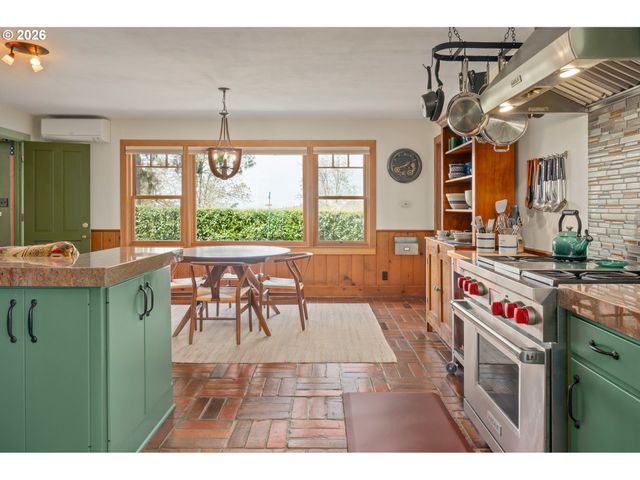 42 RIDGEWOOD Dr, Eugene, OR 97405