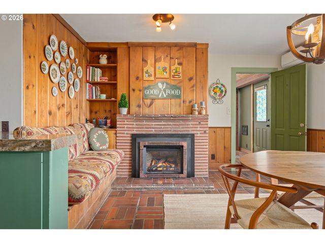 42 RIDGEWOOD Dr, Eugene, OR 97405