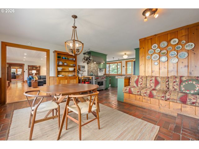 42 RIDGEWOOD Dr, Eugene, OR 97405