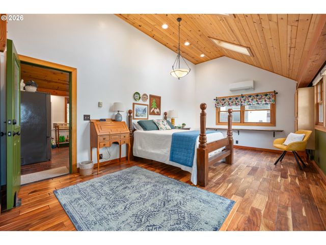 42 RIDGEWOOD Dr, Eugene, OR 97405