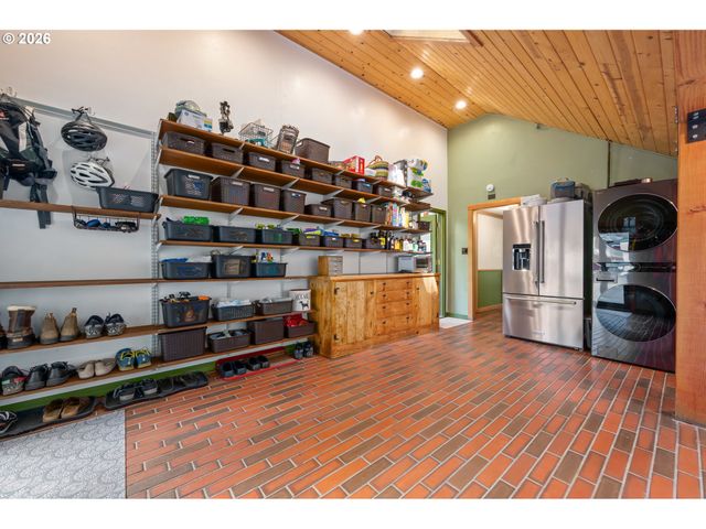 42 RIDGEWOOD Dr, Eugene, OR 97405