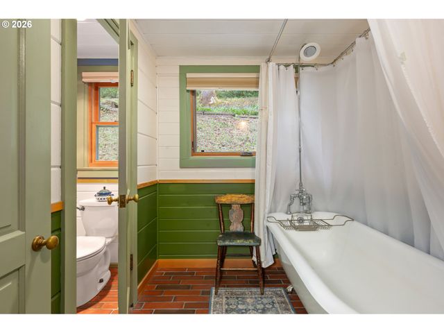 42 RIDGEWOOD Dr, Eugene, OR 97405