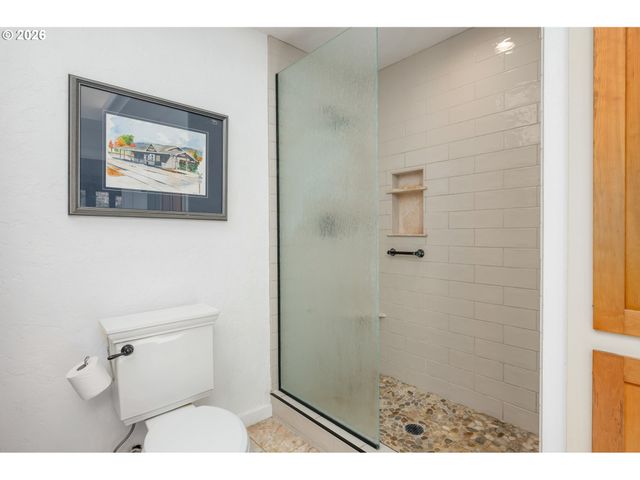 42 RIDGEWOOD Dr, Eugene, OR 97405