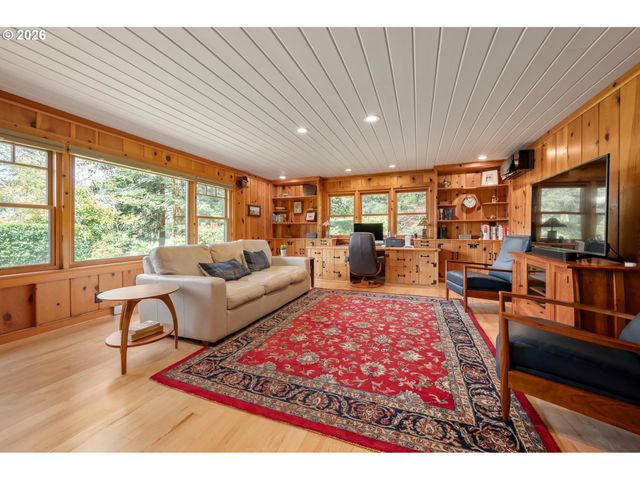 42 RIDGEWOOD Dr, Eugene, OR 97405