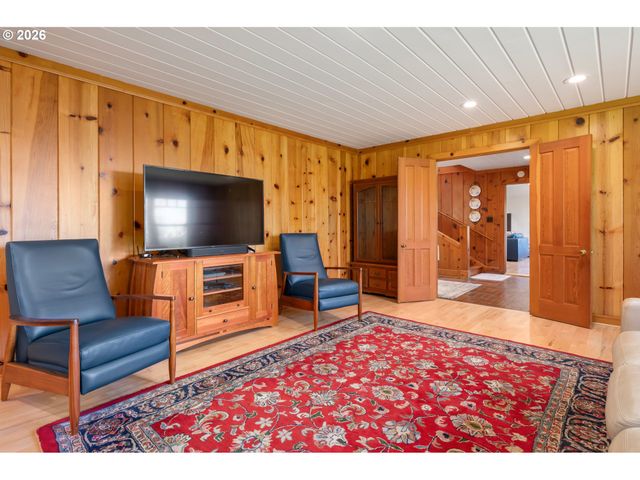 42 RIDGEWOOD Dr, Eugene, OR 97405