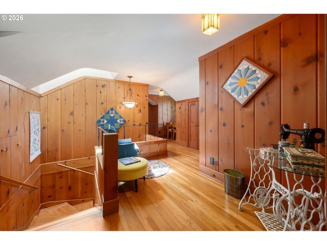 42 RIDGEWOOD Dr, Eugene, OR 97405