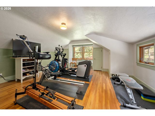 42 RIDGEWOOD Dr, Eugene, OR 97405