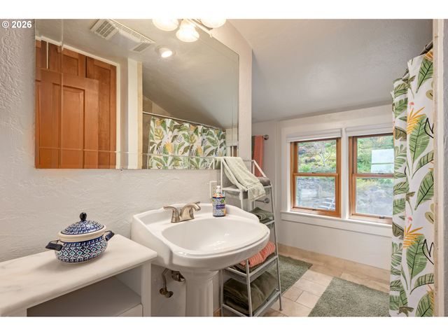 42 RIDGEWOOD Dr, Eugene, OR 97405