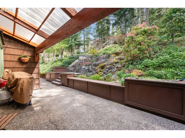 42 RIDGEWOOD Dr, Eugene, OR 97405