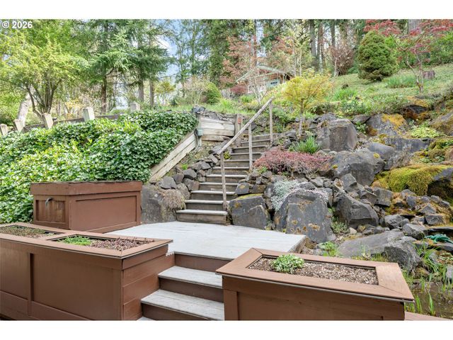 42 RIDGEWOOD Dr, Eugene, OR 97405