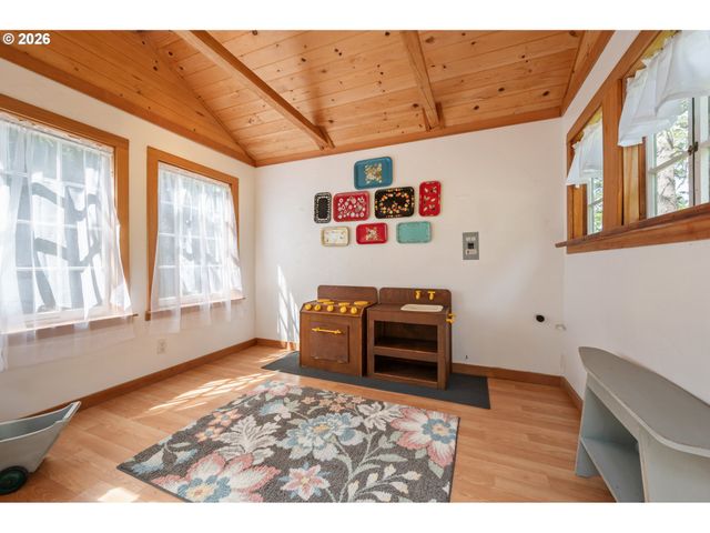 42 RIDGEWOOD Dr, Eugene, OR 97405