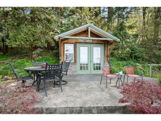 42 RIDGEWOOD Dr, Eugene, OR 97405