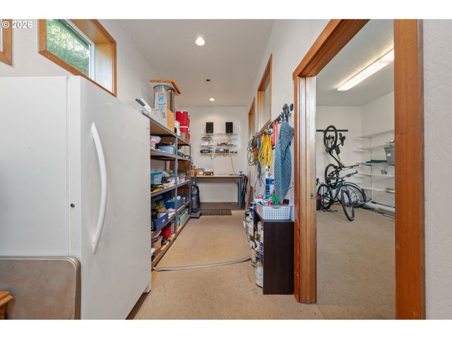 42 RIDGEWOOD Dr, Eugene, OR 97405