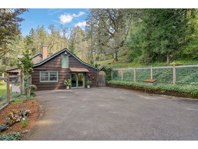 42 RIDGEWOOD Dr, Eugene, OR 97405