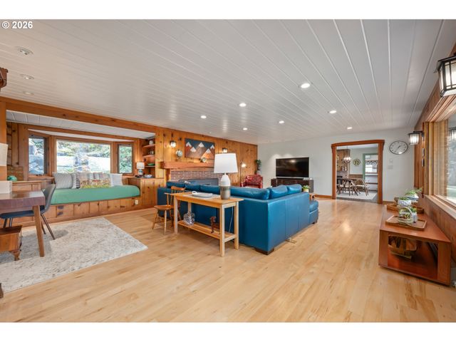 42 RIDGEWOOD Dr, Eugene, OR 97405