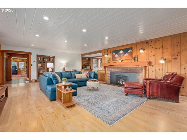 42 RIDGEWOOD Dr, Eugene, OR 97405