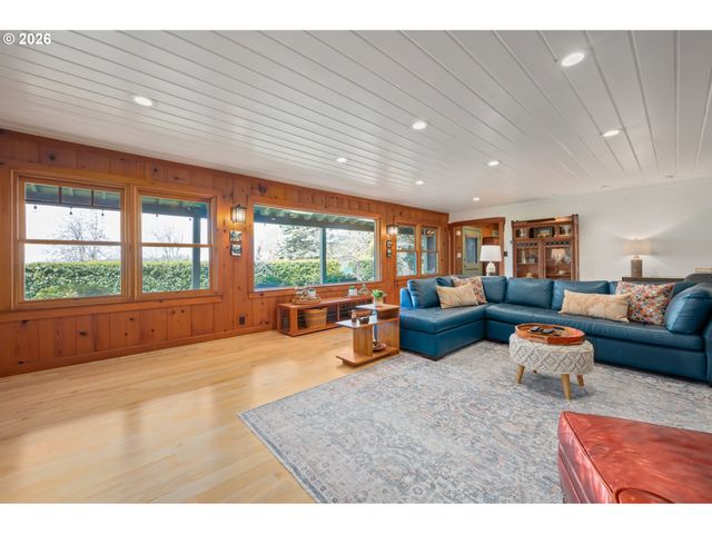 42 RIDGEWOOD Dr, Eugene, OR 97405