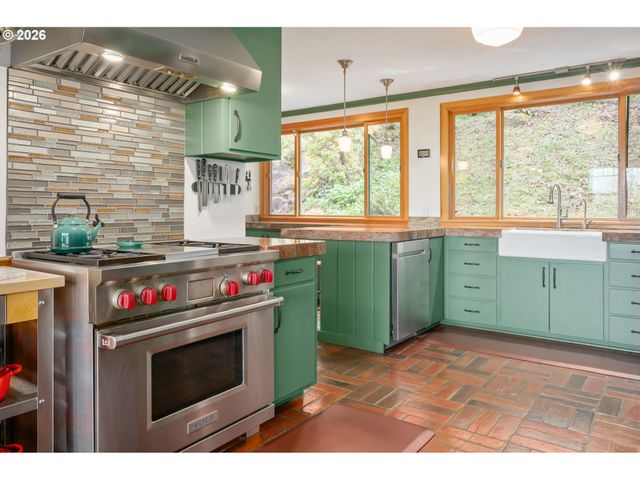 42 RIDGEWOOD Dr, Eugene, OR 97405