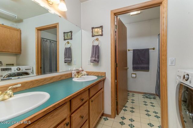 493 Rim Dr, Moyie Springs, ID 83845