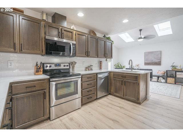 824 E EDGEWOOD Dr, Newberg, OR 97132