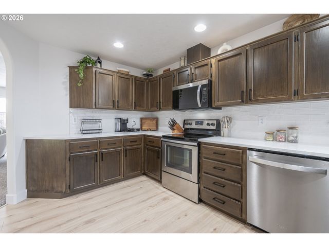 824 E EDGEWOOD Dr, Newberg, OR 97132
